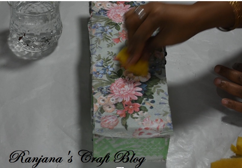How to decoupage with lace