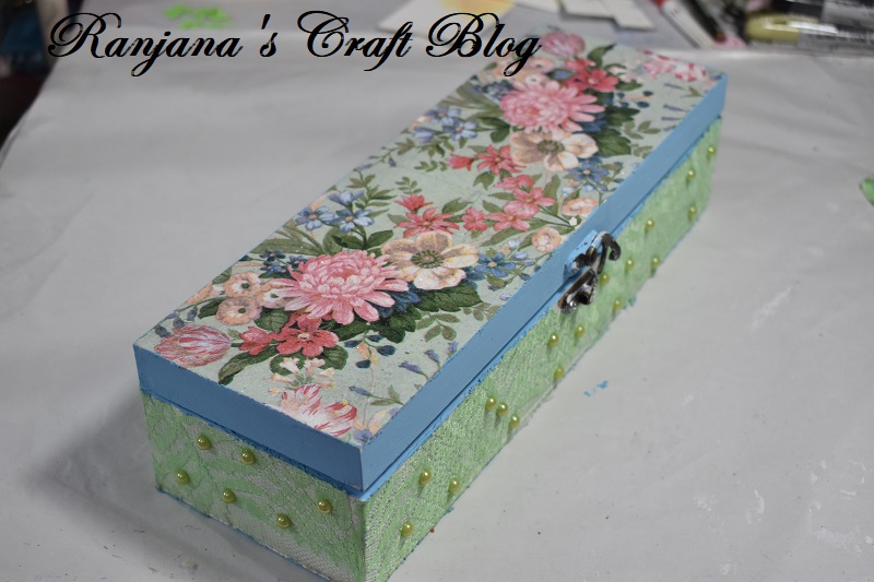 How to decoupage with lace