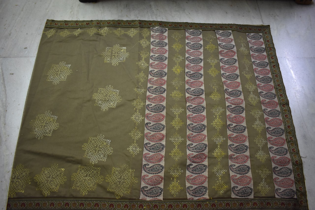 Saree design with thread border