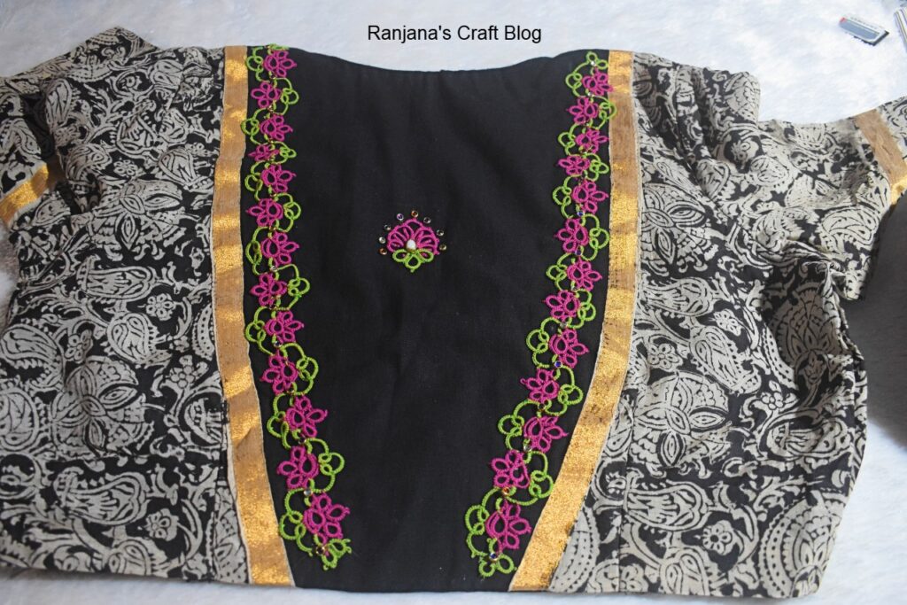 Tatting lace on the blouse