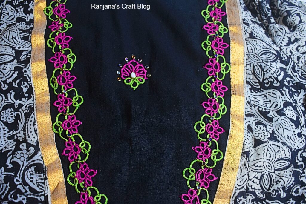 Tatting lace on the blouse